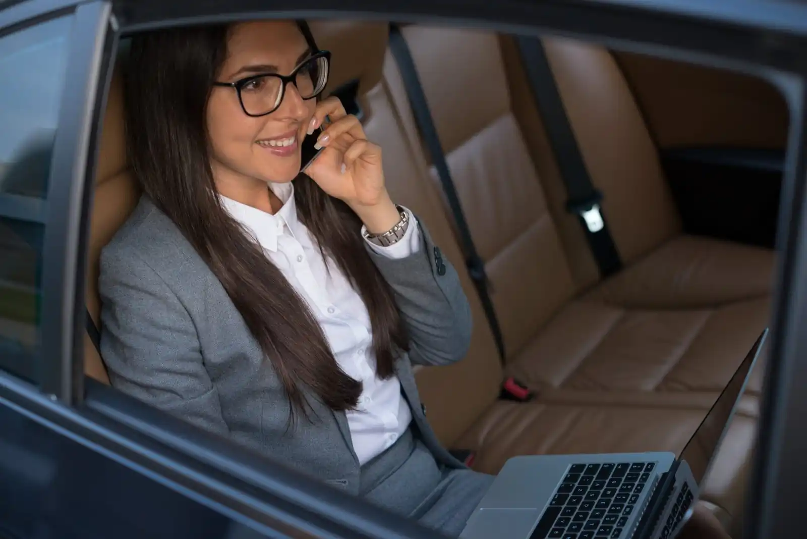 Best chauffeur service UAE with luxury car and professional driver